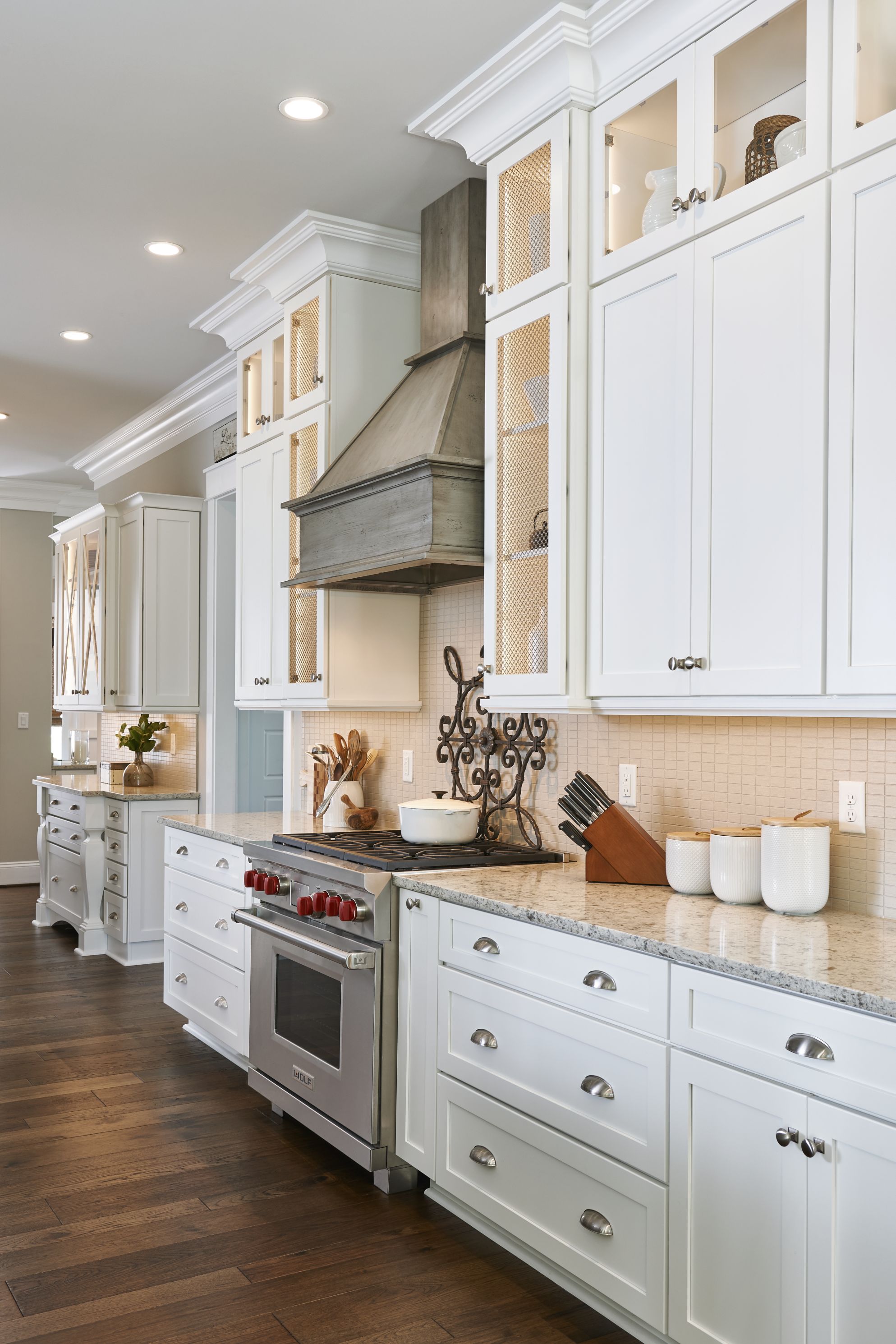 Medallion Classic White with a Twist